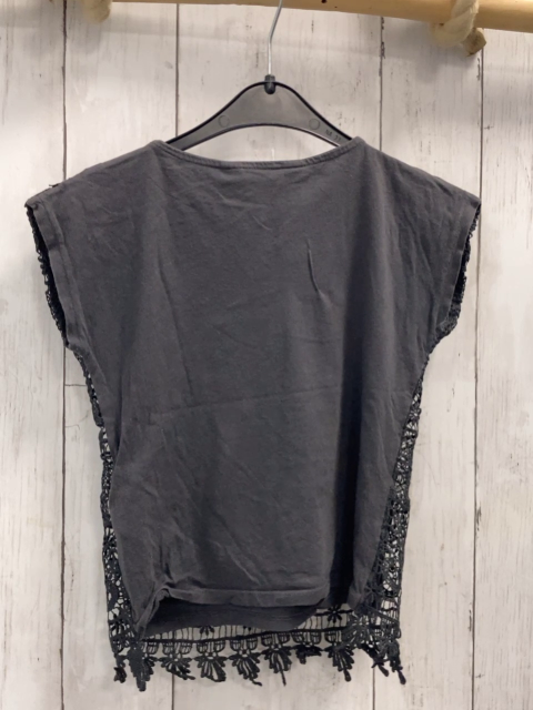 H&M  T-Shirt  Gr. 104  grau Vorderteil mit Lochhäkelei 