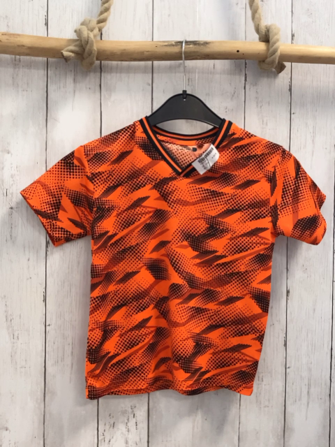   Sportshirt  Gr. 116  orange schwarze Striche + Punkte 