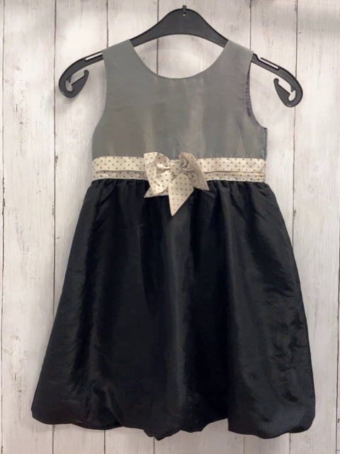 H&M  Kleid  Gr. 128  hellgraues Oberteil schwarzer Rock beige Gürtelband mit Schleife und grauen Punkten 