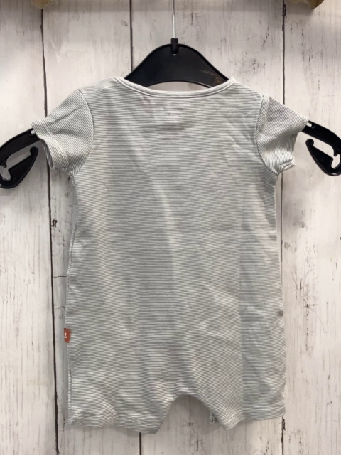   Playsuit  Gr. 62  grau weiße Streifen Bärengesicht 