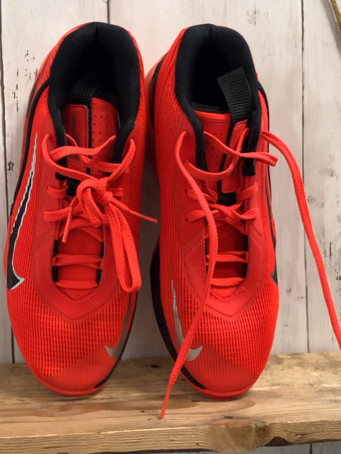 Nike  Schuhe  Gr. 38,5  rot schwarz G.T. Jump Academy FV 5524-600