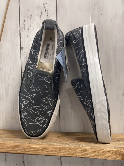neu  Leinenschuhe  Gr. 36  grau weiße Haie
