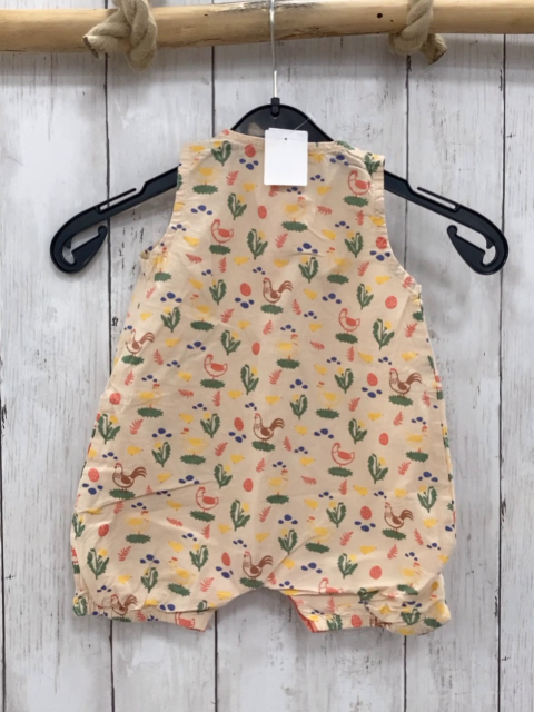 Alana  Playsuit  Gr. 74  beige kleine Bilder Hühner lachs Knopfleister + Bund 