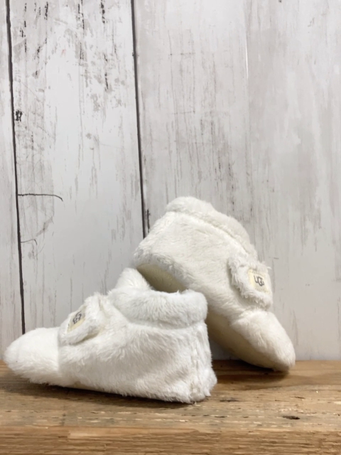 UGG  Hausschuhe  Gr. 18  weiß Plüsch 