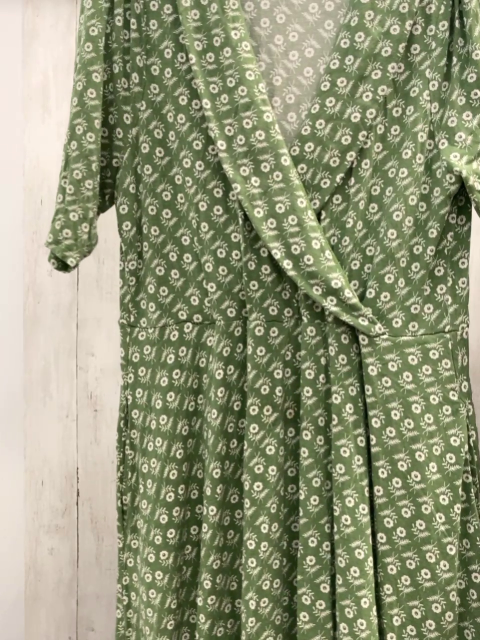 Boden  Kleid  Gr. 164/170  lindgrün weiße Blüten + Blätter 