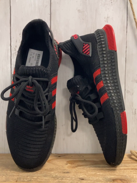 Adidas  Schuhe  Gr. 40  schwarz rote Streifen Schrift + Sohle 