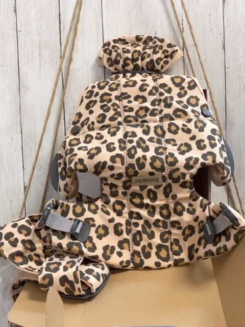 Baby Björn Babybauchtrage  bis 11kg  beige braun ocker leoprint 