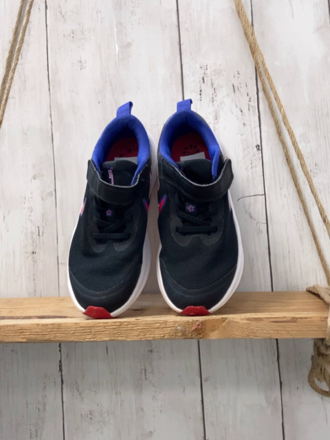 Nike  Schuhe  Gr. 33,5  schwarz lila Bund weiße Sohle 