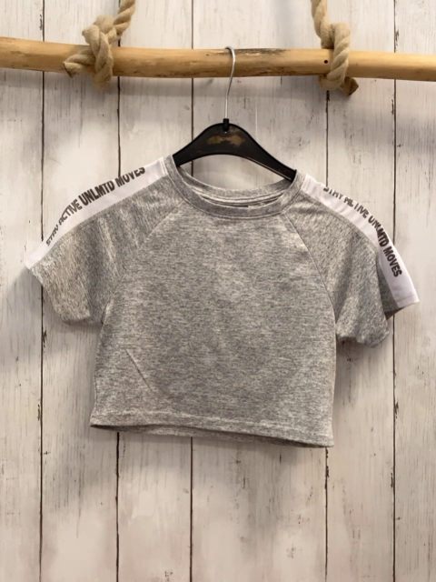   Sportshirt  Gr. 134  grau weißer Streifen mit Schrift 