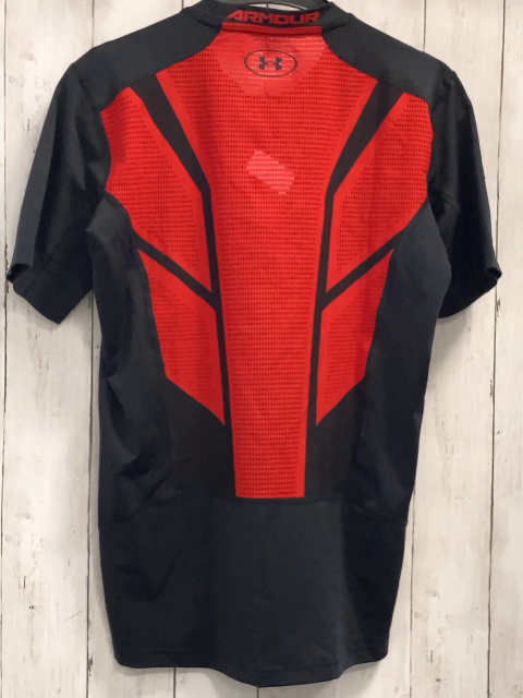 Under Armour  Sportshirt  Gr. 158/164  schwarz + rot mit Lochmuster auf der Rückseite 