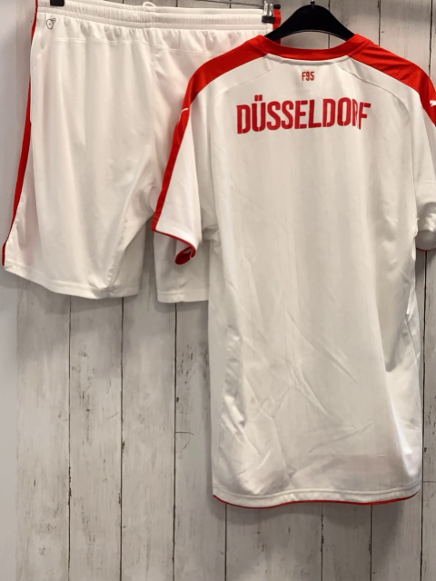 2tlg Puma  Sportset  Gr. 52/54  weiß roter Bund schwarze Schrift Fortuna 