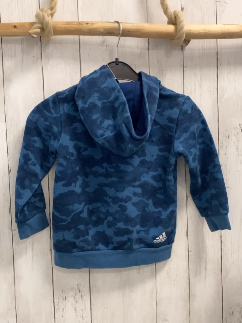 Adidas  Pullover  Gr. 110  hellblau blau gemustert Kapuze weiße Schrift 