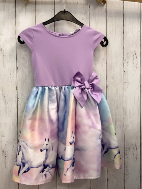 H&M  Kleid  Gr. 122  lavendel Oberteil + Schleife bunter Rock mit weißen Pferden Unterrock
