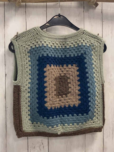  Pullunder Gr. 128  mint blau braun selbstgehäkelt