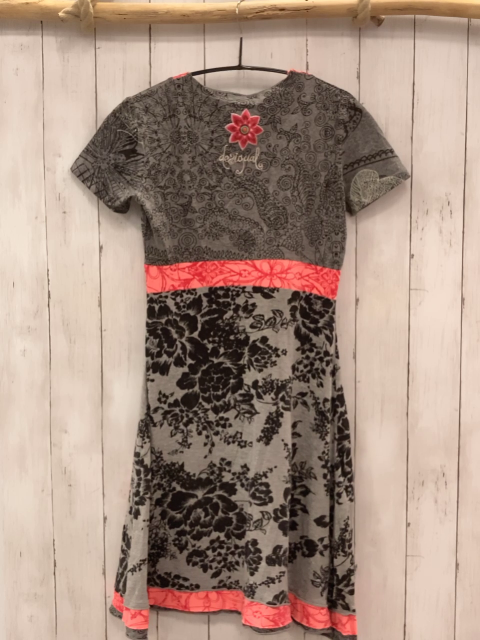 Desigual  Kleid  Gr. 158/164  grau schwarzer Druck mit Blumen + rosa Streifen + Bund mit roten Blumen 