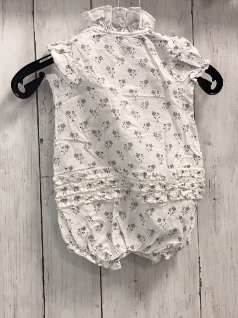 Petit Bateau  Playsuit  Gr. 56  weiß graue Blumen Rüschen 