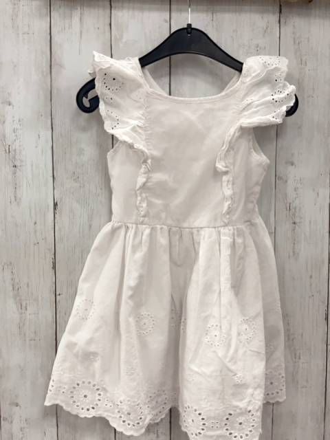   Kleid  Gr. 104  weiß Rüschen mit Lochstickerei 