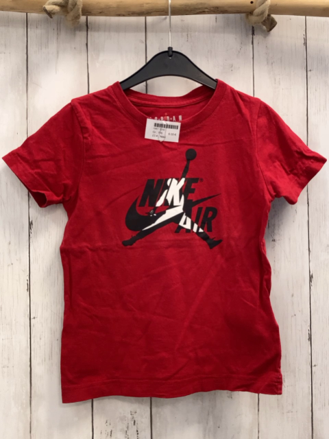 Nike  T-Shirt  Gr. 116  rot schwarz weißer Druck Handballer 