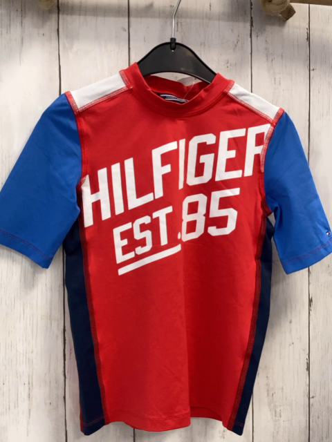 Tommy Hilfiger  UV-Schutzshirt Gr. 122  rot weiße Schrift + Schultern blaue Seitenstreifen
