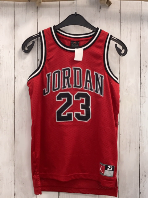 Jordan Sportshirt  Gr. 152  rot Lochmuster schwarz weißer Streifenbund + Schrift 