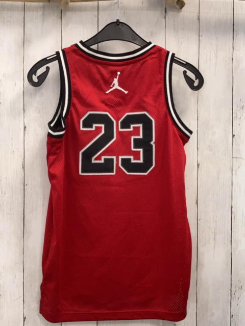Jordan Sportshirt  Gr. 152  rot Lochmuster schwarz weißer Streifenbund + Schrift 