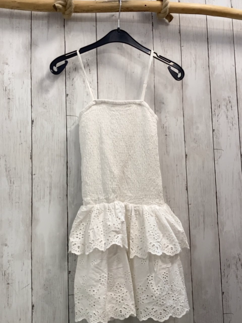 H&M  Kleid  Gr. 134  weiß gesmoktes Oberteil Rüschenrock mit Lochstickerei 