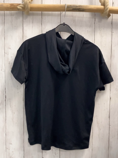 Under Armour  Sportrshirt  Gr. 128  schwarz Kapuze weiße Schrift + weiß Netzmuster 