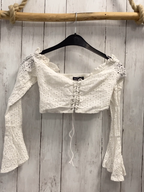 boohoo  Bluse  Gr. 34  weiß Lochstickerei bauchfrei 