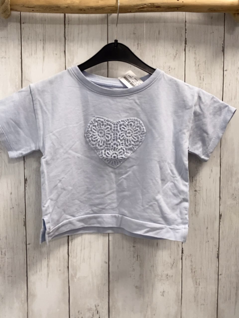 Reserved  T-Shirt  Gr. 122  hellblau Herz mit Blumenstickerei 