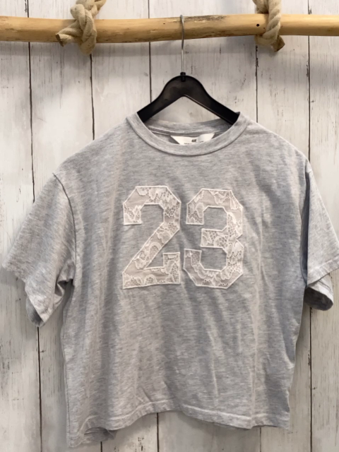 H&M T-Shirt Gr. 134  grau Schrift