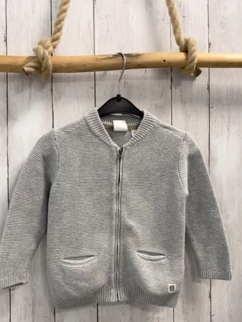 Zara  Strickjacke  Gr. 98  hellgrau mit Reißverschluss 