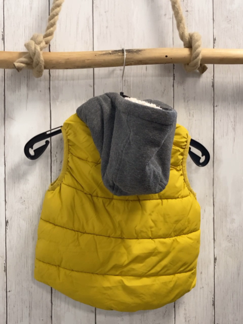 H&M  Weste  Gr. 98  gelb graue Kapuze schwarzes "A" 