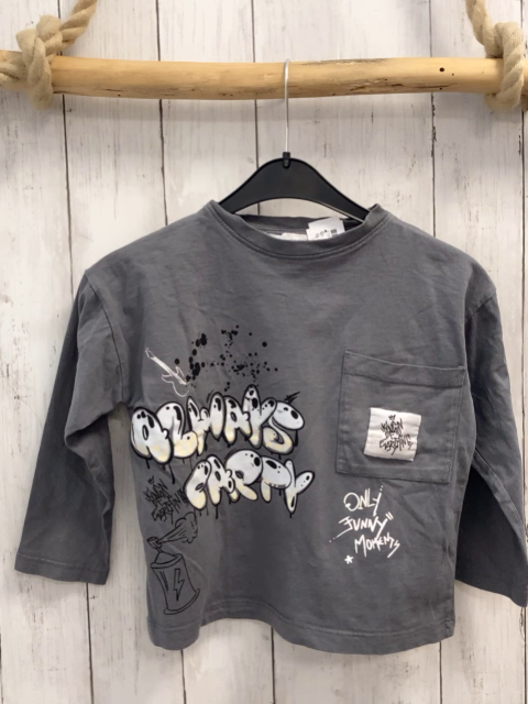 zara Langarmshirt Gr. 116  grau Schrift