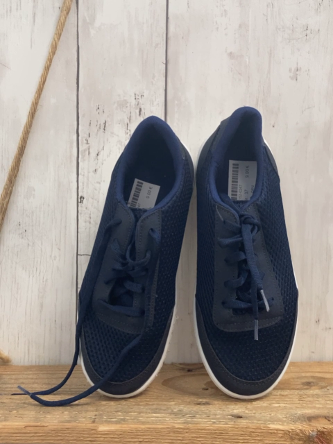 neu  Schuhe  Gr. 37  blau Lochmuster weiße Sohle 