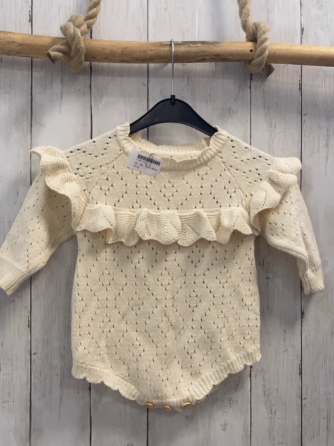  Playsuit Gr. 80  weiß Strick Lochmuster