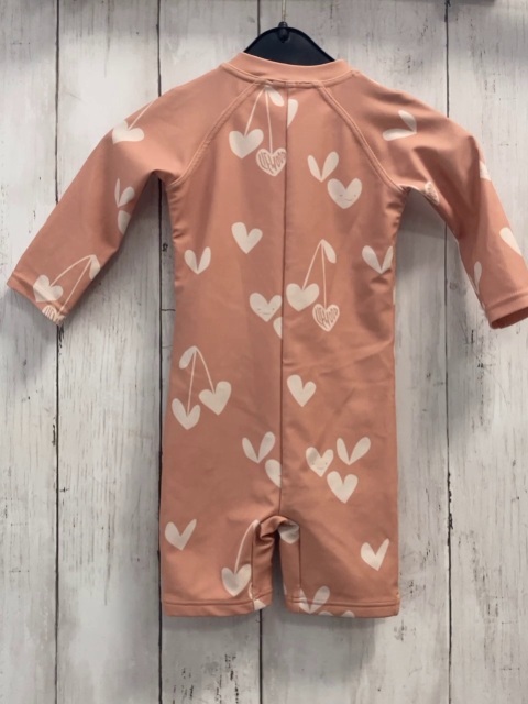 Liewood UV-Schutzoverall Gr. 68  hellorange weiße Herzen und Kirschen