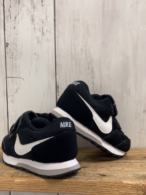 neu Nike  Schuhe  Gr. 22  schwarz weiß