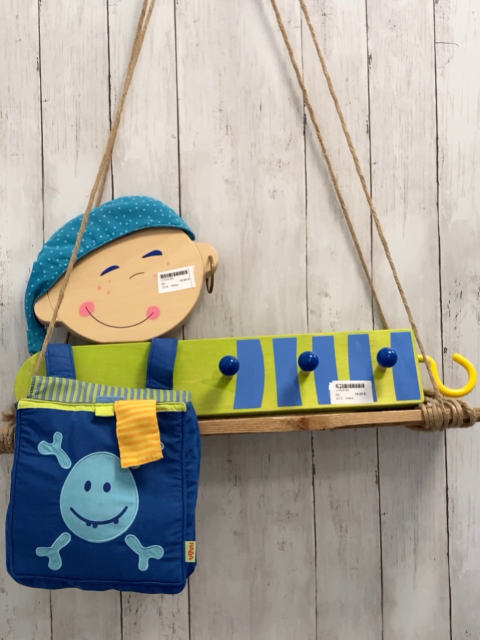 Haba  Kindergarderobe  mit Piratenkopf blauer Beutel + gelber Kleiderhaken 