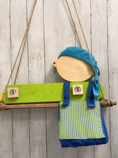 Haba  Kindergarderobe  mit Piratenkopf blauer Beutel + gelber Kleiderhaken 