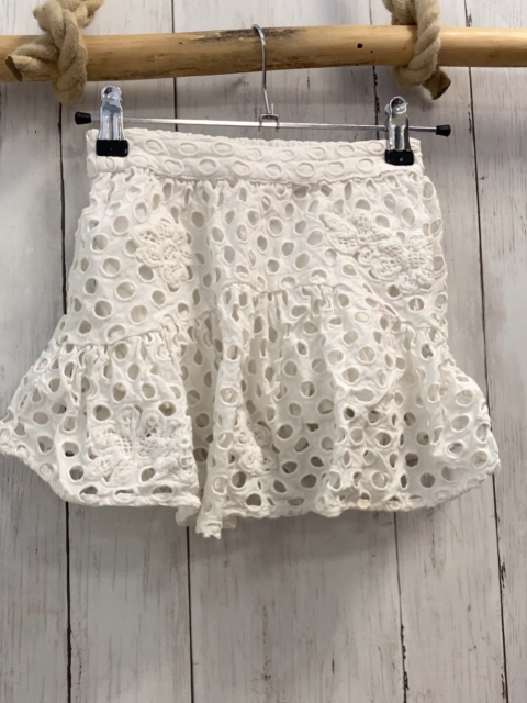 Zara  Rock Gr. 128  weiß Lochmuster mit Innenshorts 