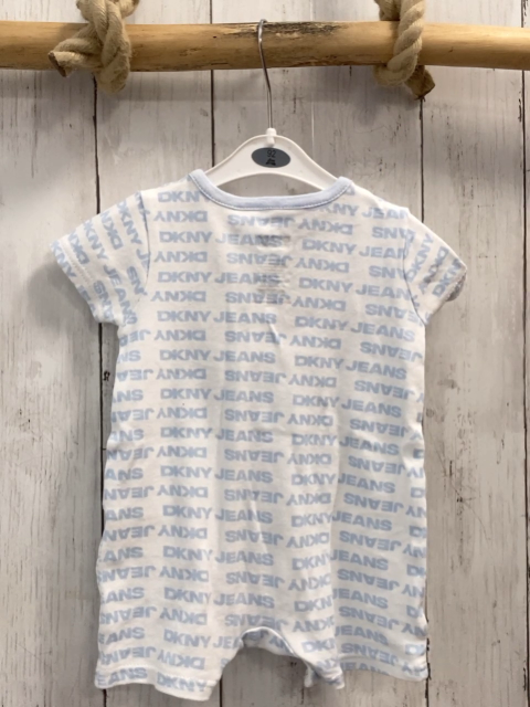 DKNY  Playsuit Gr. 74  weiß hellblaue Schrift 