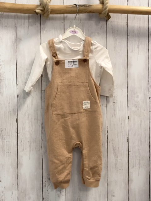 2tlg  Latzhose + Langarmshirt  Gr. 68  beige Struktur Bauchtasche + weiß 