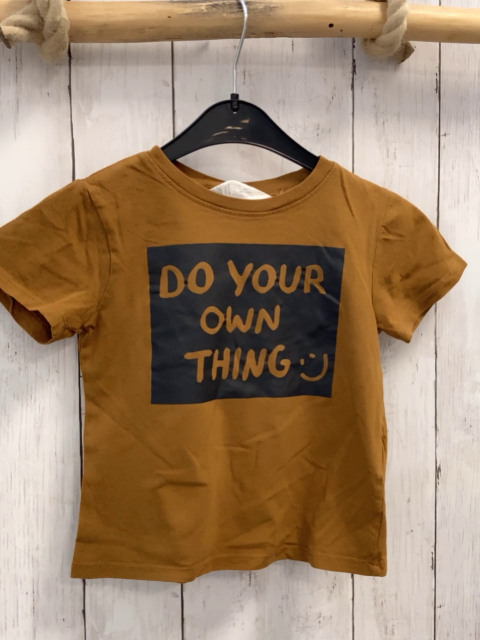 H&M  T-Shirt  Gr. 98  ocker graues Rechteck mit Schrift 