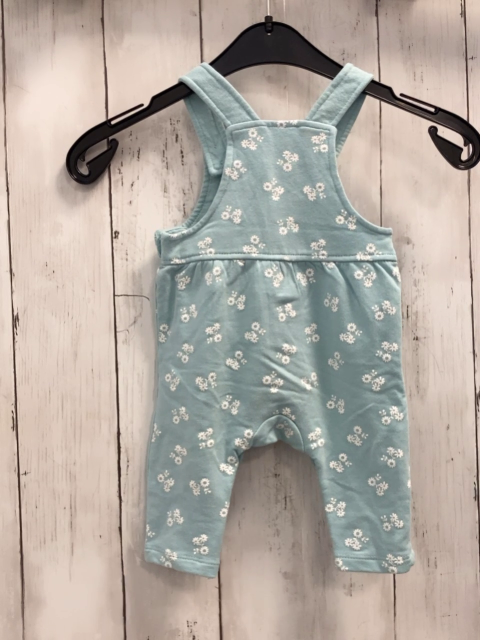  Latzhose Gr. 62  hellblau weiße Blumen