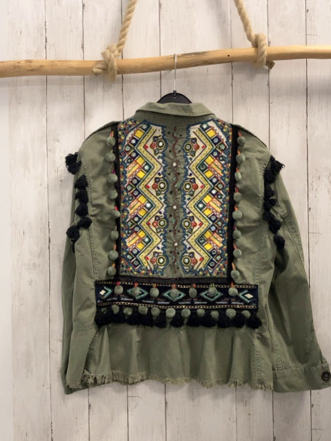 Zara  Jacke  Gr. S oliv Rückseite mit bunter Stickerei mit Steinen + Troddeln 