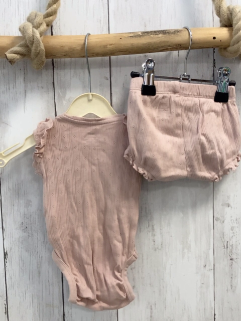 2tlg H&M  Body + Shorts  Gr. 50  rosa Rippen Lochmuster Rüschen 
