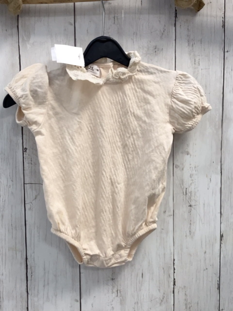 Zara  Playsuit  Gr. 68  creme beige Kragen mit Lochstickerei 