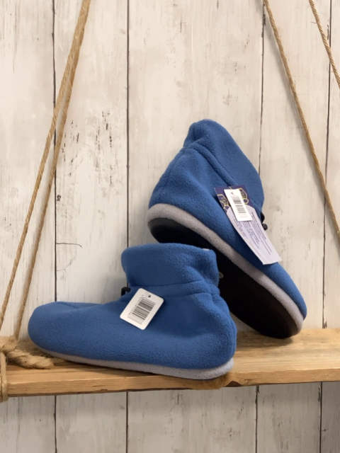 neu  Hausschuhe  Gr. 36  hellblau Fleece graue Sohle 
