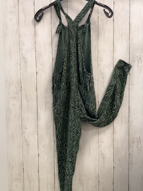 Next  Jumpsuit  Gr. 134  oliv schwarzer Druck