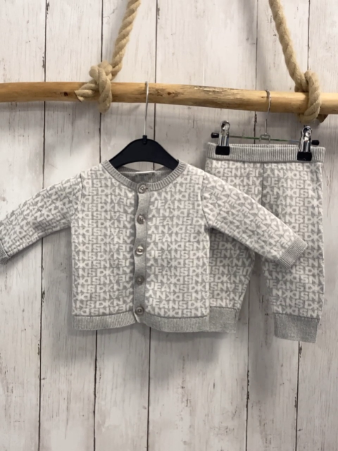 2tlg DKNY Strickjacke + Hose Gr. 56  grau weiß